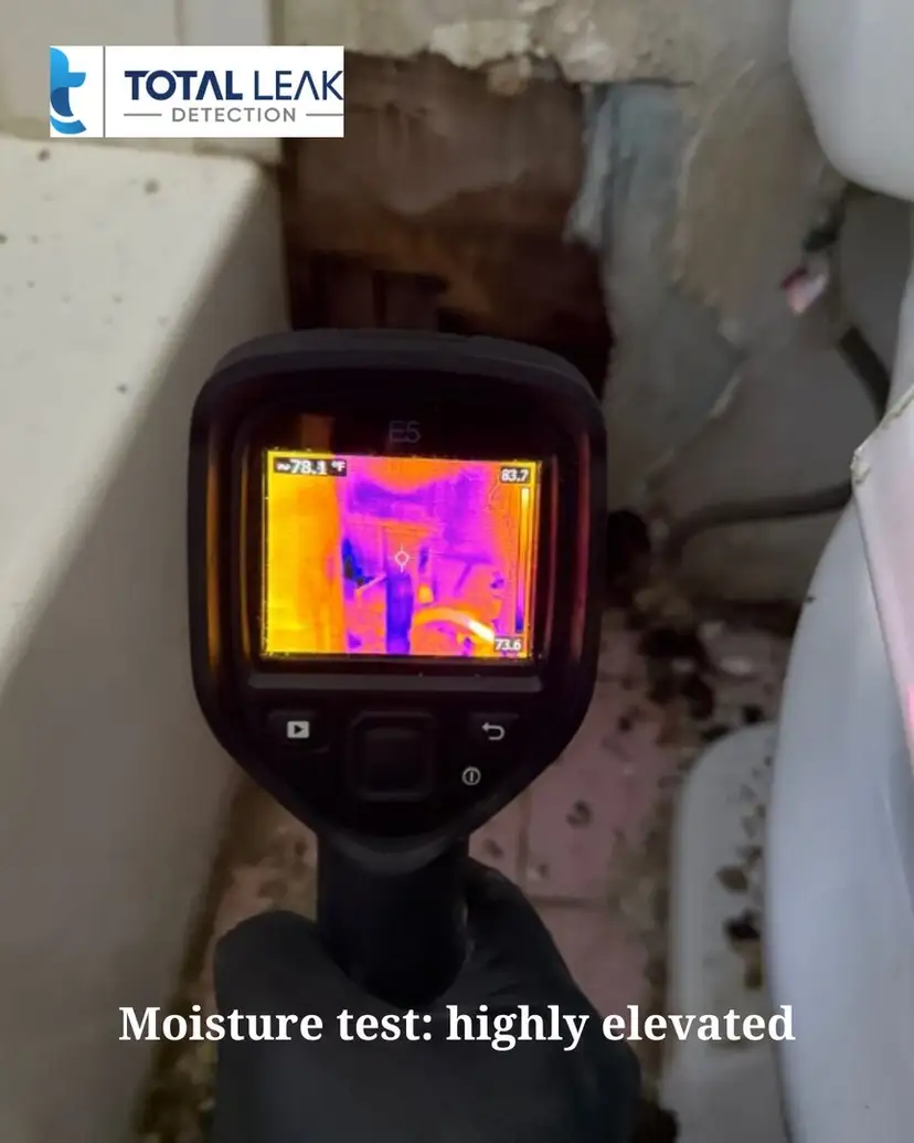 Thermal moisture test at a damaged bathroom wall.